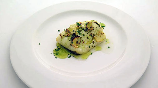 Bacalao al horno con sofrito de hierbas y ajo