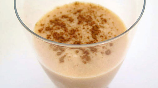 Batido de bebida de arroz y manzana